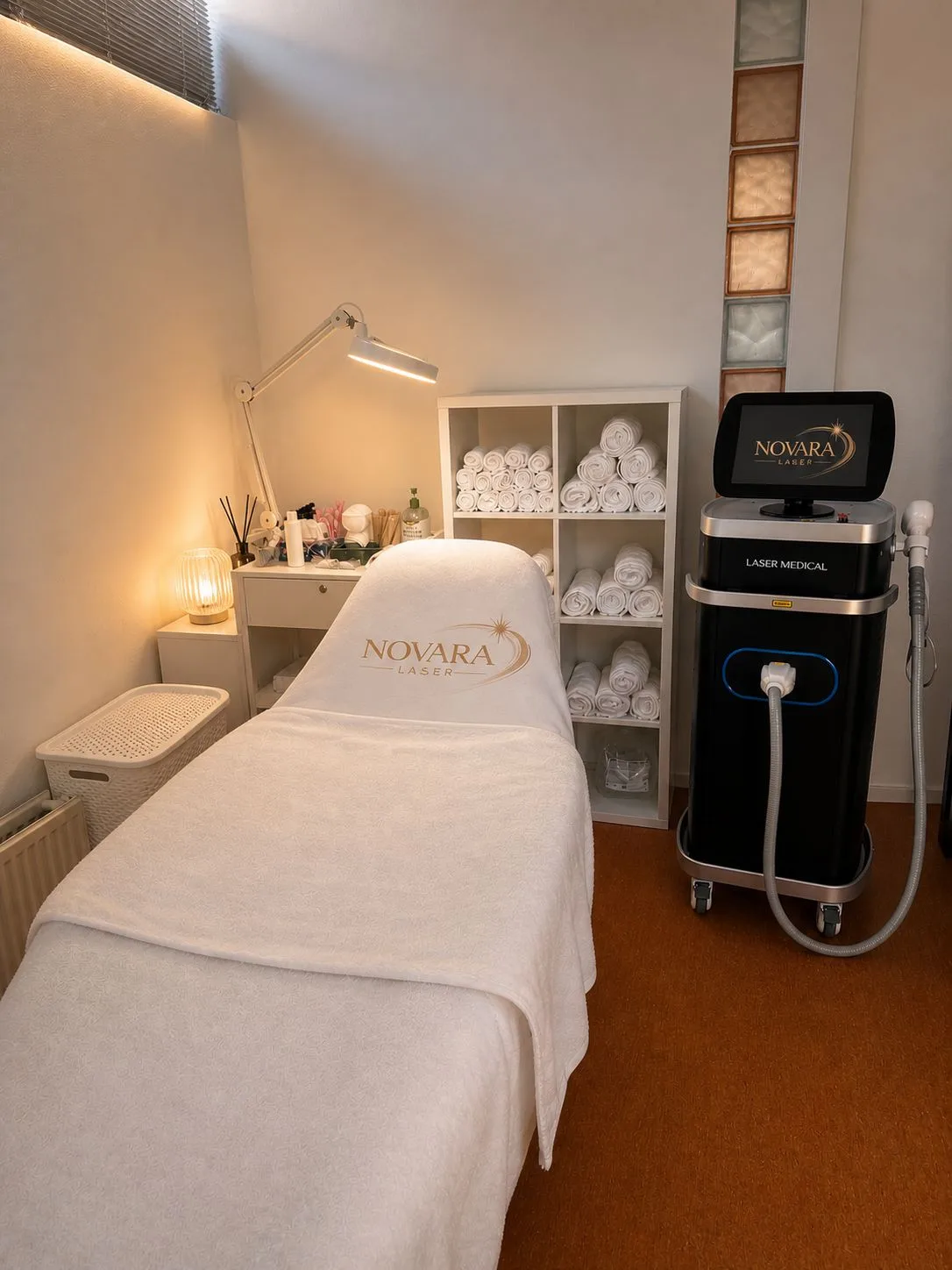 Behandelkamer Novara Laser Wageningen — behandeltafel met Novara handdoek en Diode Ice Laser Platina
